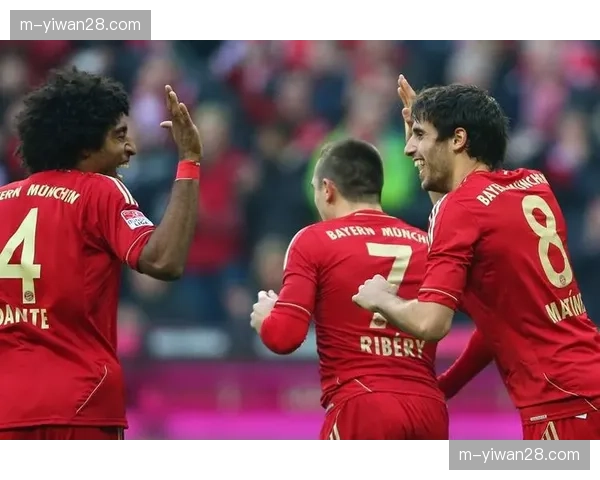 特写：伤愈复出即献助攻，扎尼奥洛赛后与球迷共同庆祝