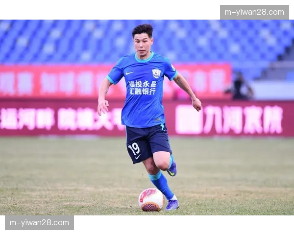 特写：瞬间捕捉——沧州雄狮门将手抛球直接策动进球，转换耗时仅7秒