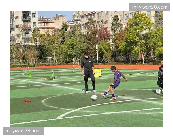 “中超榜样”公益活动走进云南乡村小学,捐赠足球装备 “中超榜样”公益活动走进云南乡村小学,捐赠足球装备